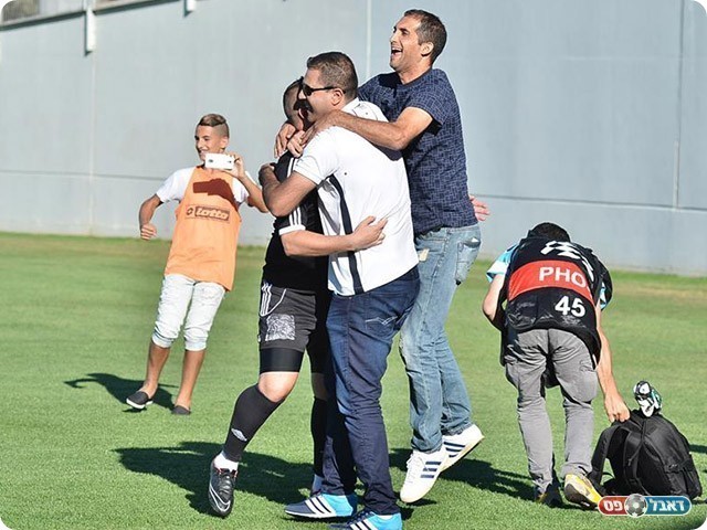 שלומי פרץ ואמיל יוסיפוב חוגגים. ישמחו גם בסוף העונה? (ארנון לוי)